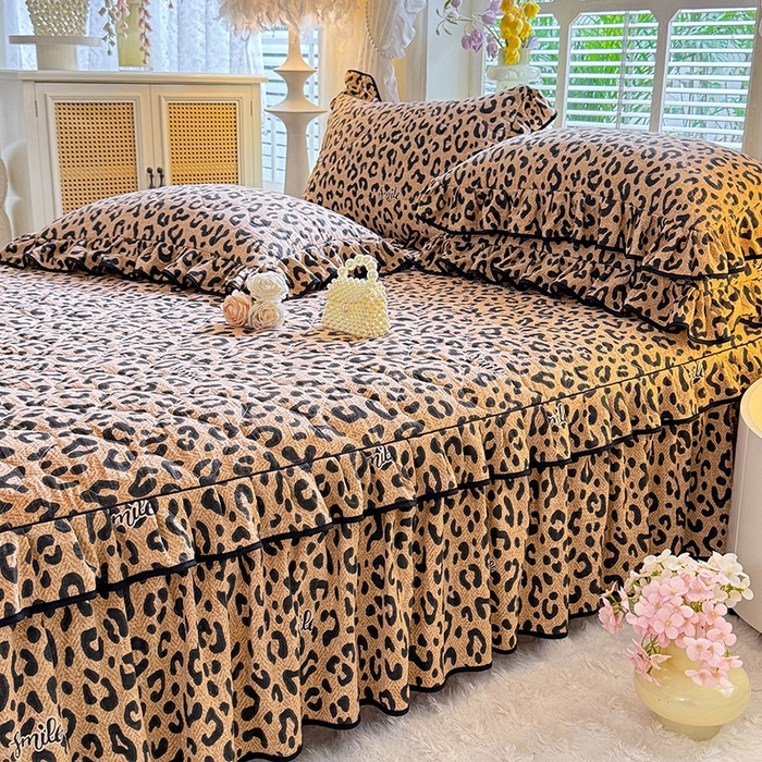 91家纺网 家纺一手货源 找家纺 优家居 2025新品水洗棉夹棉床裙单件三件套韩版水洗皱皱纱夹棉床盖床罩直播爆款 豹纹-咖