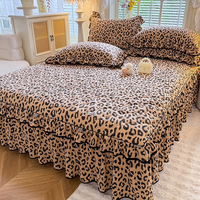 91家纺网 家纺一手货源 找家纺 优家居 2025新品水洗棉夹棉床裙单件三件套韩版水洗皱皱纱夹棉床盖床罩直播爆款 豹纹-咖