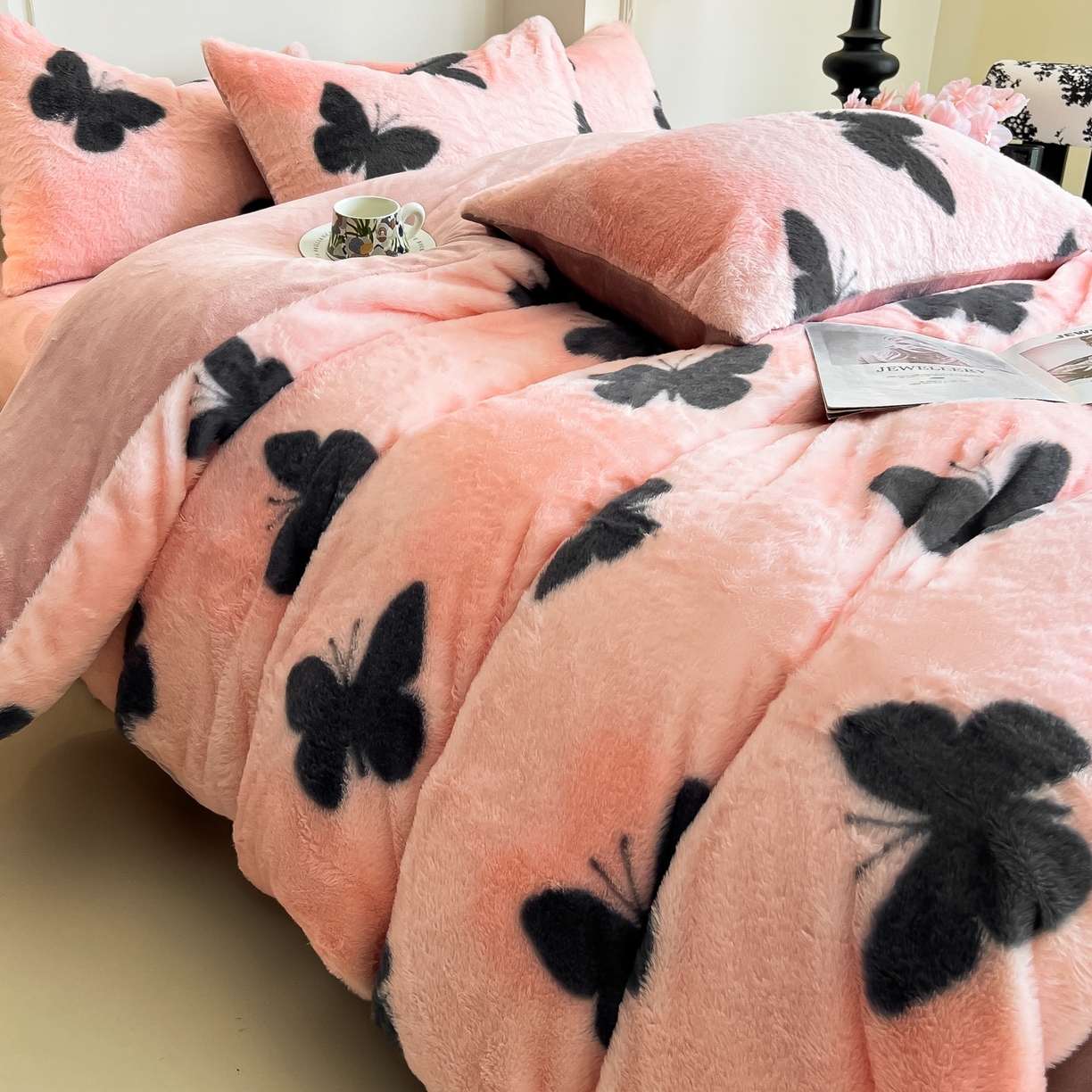 91家纺网 家纺一手货源 找家纺 同田家纺 2025新款法式风兔绒牛奶绒四件套 黑蝴蝶