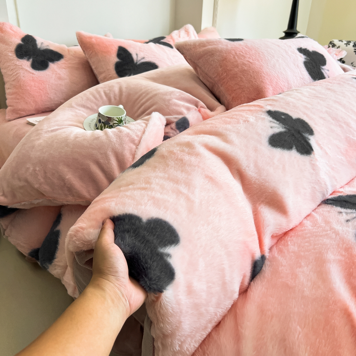 91家纺网 家纺一手货源 找家纺 同田家纺 2025新款法式风兔绒牛奶绒四件套 黑蝴蝶