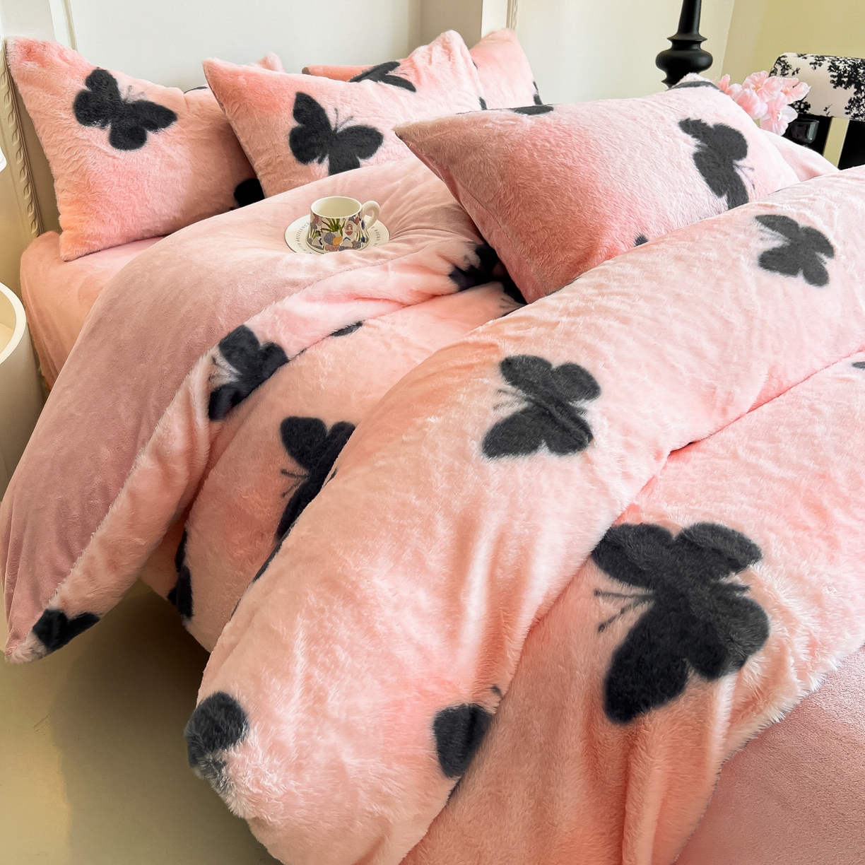 91家纺网 家纺一手货源 找家纺 同田家纺 2025新款法式风兔绒牛奶绒四件套 黑蝴蝶