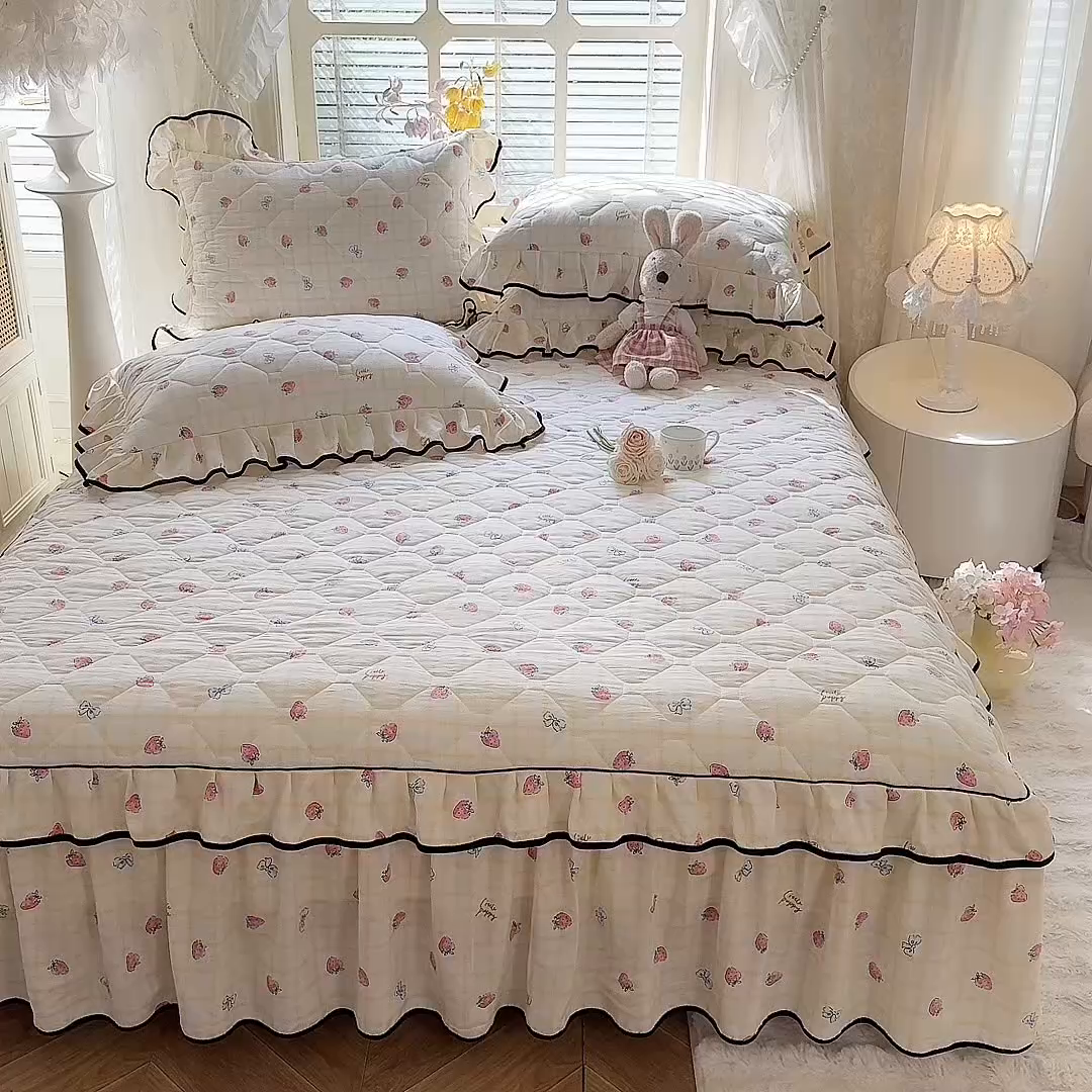 91家纺网 家纺一手货源 找家纺 优家居 2025新品水洗棉夹棉床裙单件三件套韩版水洗皱皱纱夹棉床盖床罩直播爆款 莓好时光