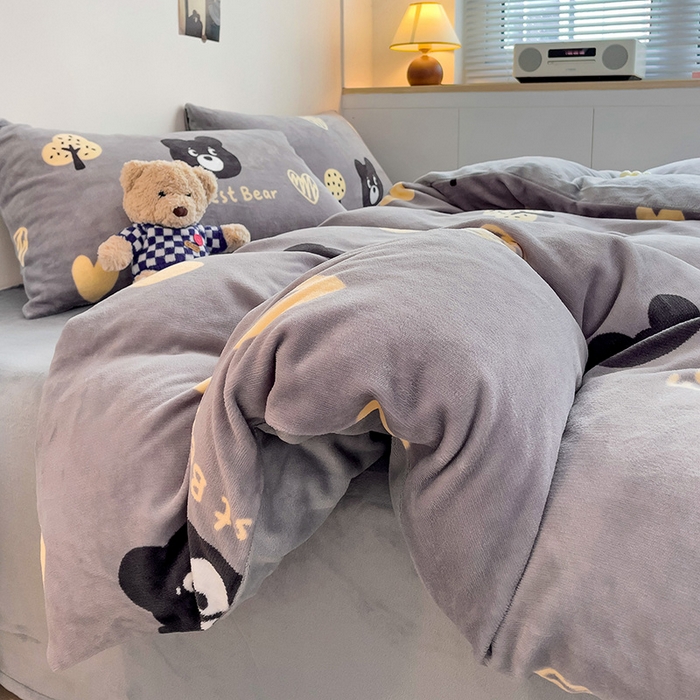 91家纺网 家纺一手货源 找家纺 西引力 2025新款亲肤舒适加厚牛奶绒印花四件套 爱心熊