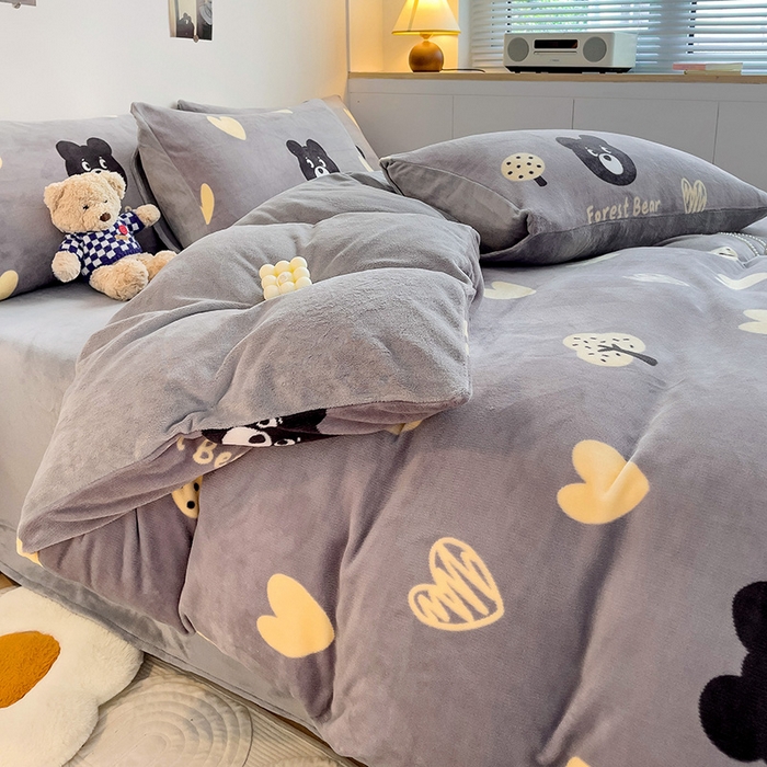 91家纺网 家纺一手货源 找家纺 西引力 2025新款亲肤舒适加厚牛奶绒印花四件套 爱心熊