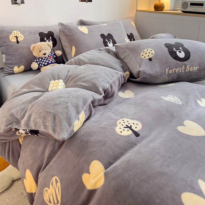 91家纺网 家纺一手货源 找家纺 西引力 2025新款亲肤舒适加厚牛奶绒印花四件套 爱心熊