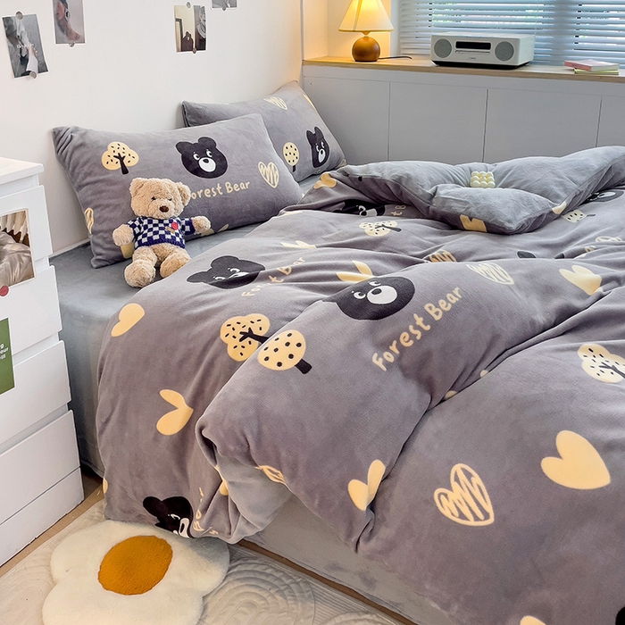 91家纺网 家纺一手货源 找家纺 西引力 2025新款亲肤舒适加厚牛奶绒印花四件套 爱心熊