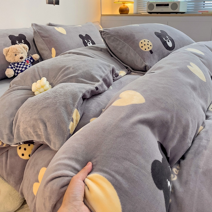 91家纺网 家纺一手货源 找家纺 西引力 2025新款亲肤舒适加厚牛奶绒印花四件套 爱心熊