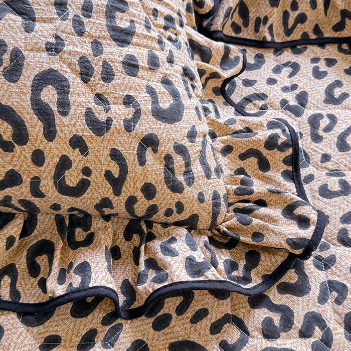 91家纺网 家纺一手货源 找家纺 优家居 2025新品水洗棉全夹棉床裙四件套韩版糯糯棉水洗皱皱纱床罩花边被套枕套直播爆款 豹纹-咖