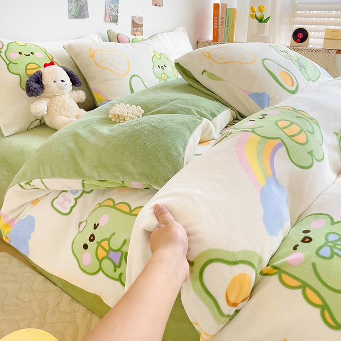 91家纺网 家纺一手货源 找家纺 西引力 2025新款亲肤舒适加厚牛奶绒印花四件套 宝贝奶龙