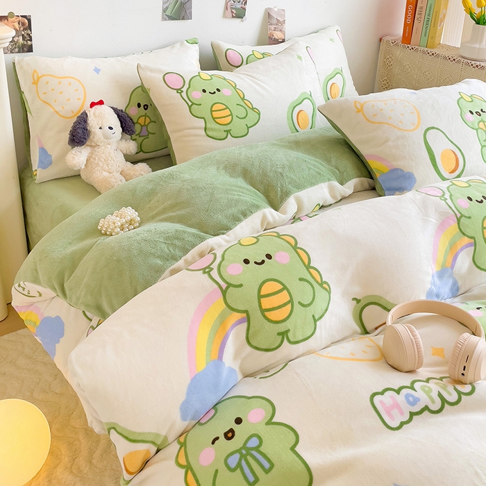 91家纺网 家纺一手货源 找家纺 西引力 2025新款亲肤舒适加厚牛奶绒印花四件套 宝贝奶龙