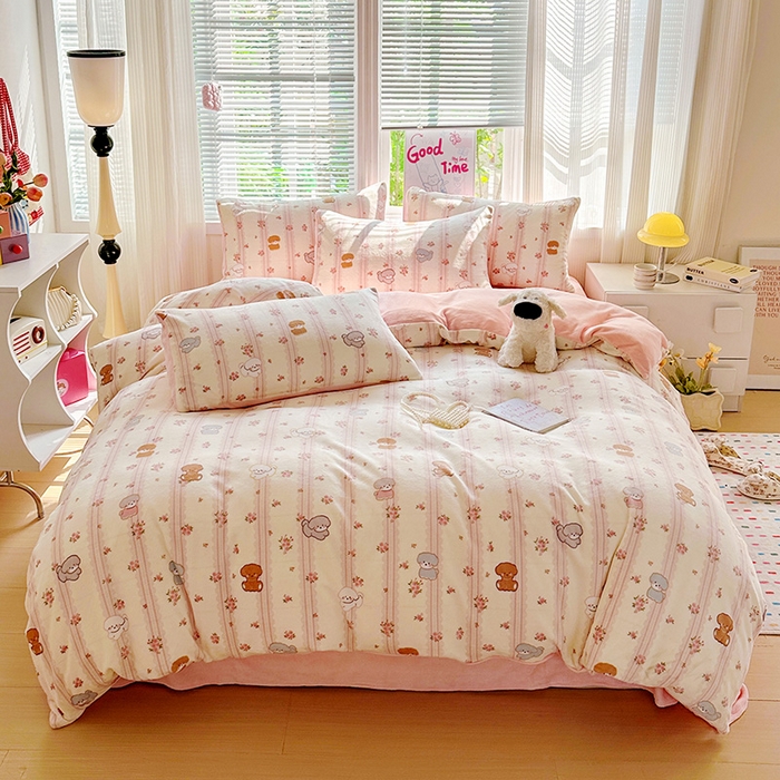 91家纺网 家纺一手货源 找家纺 西引力 2025新款亲肤舒适加厚牛奶绒印花四件套 粉泰迪