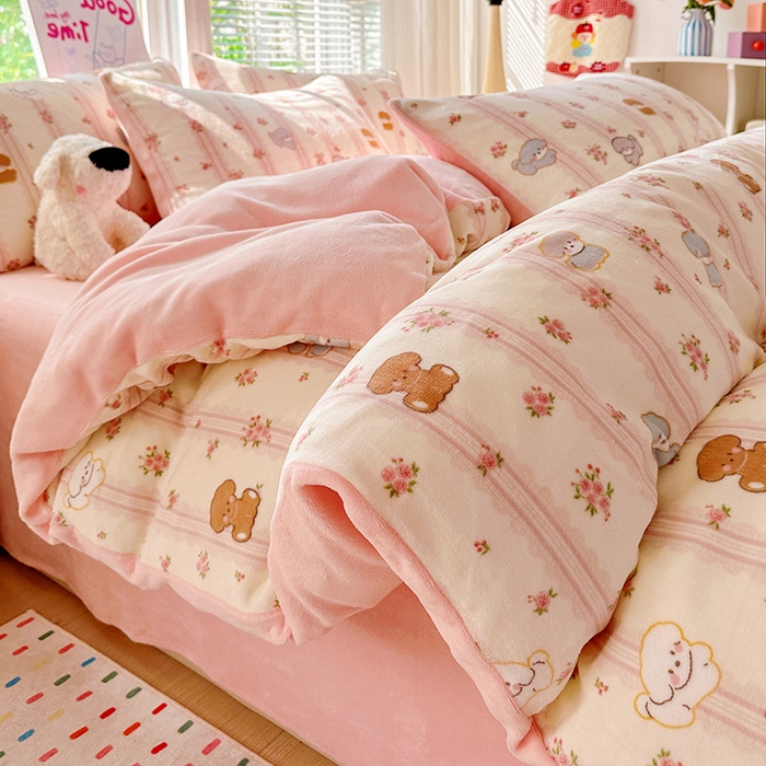 91家纺网 家纺一手货源 找家纺 西引力 2025新款亲肤舒适加厚牛奶绒印花四件套 粉泰迪