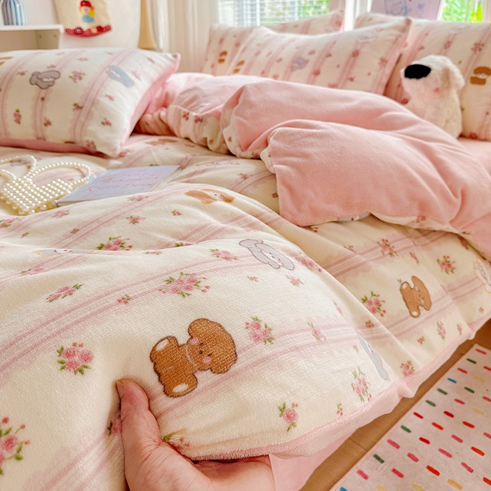 91家纺网 家纺一手货源 找家纺 西引力 2025新款亲肤舒适加厚牛奶绒印花四件套 粉泰迪