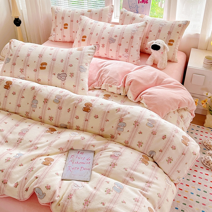 91家纺网 家纺一手货源 找家纺 西引力 2025新款亲肤舒适加厚牛奶绒印花四件套 粉泰迪