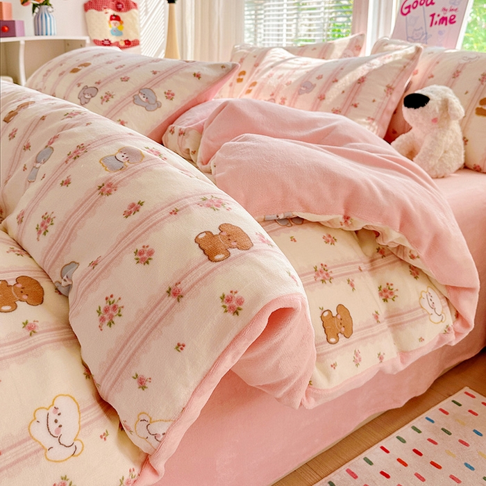 91家纺网 家纺一手货源 找家纺 西引力 2025新款亲肤舒适加厚牛奶绒印花四件套 粉泰迪