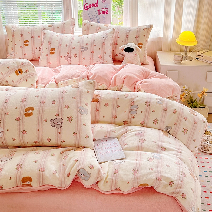 91家纺网 家纺一手货源 找家纺 西引力 2025新款亲肤舒适加厚牛奶绒印花四件套 粉泰迪