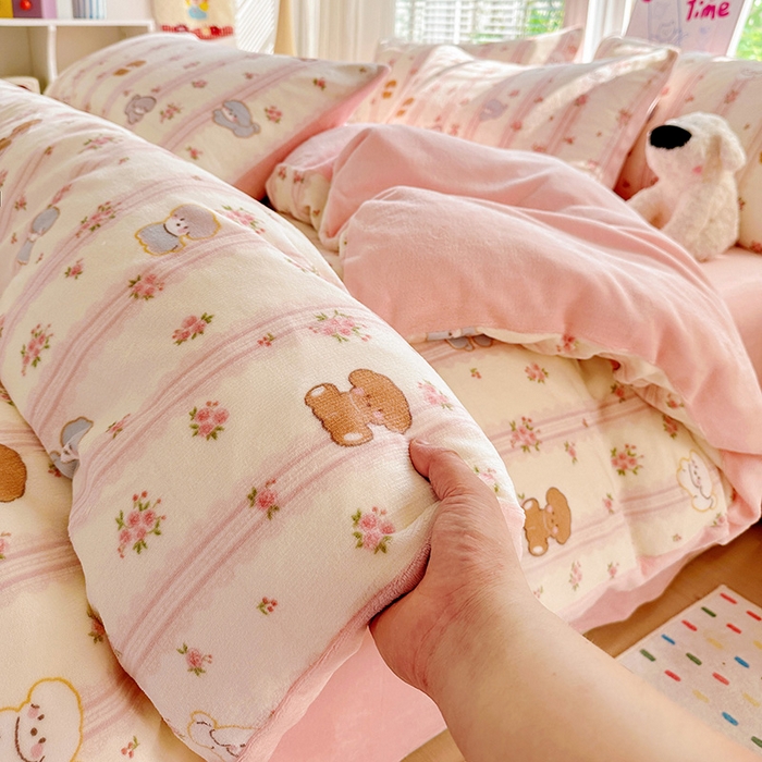 91家纺网 家纺一手货源 找家纺 西引力 2025新款亲肤舒适加厚牛奶绒印花四件套 粉泰迪