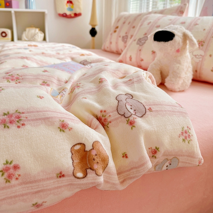 91家纺网 家纺一手货源 找家纺 西引力 2025新款亲肤舒适加厚牛奶绒印花四件套 粉泰迪