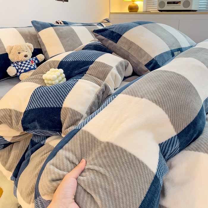 91家纺网 家纺一手货源 找家纺 西引力 2025新款亲肤舒适加厚牛奶绒印花四件套 格调蓝