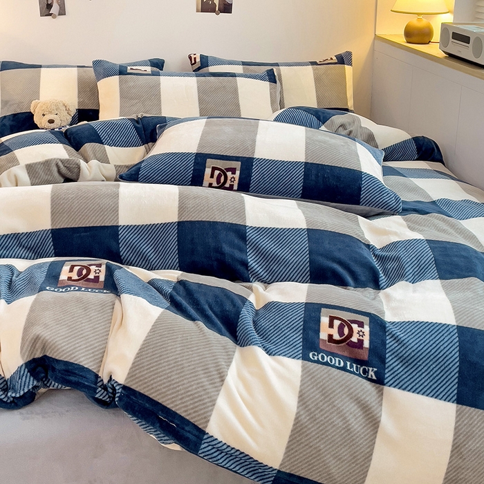 91家纺网 家纺一手货源 找家纺 西引力 2025新款亲肤舒适加厚牛奶绒印花四件套 格调蓝