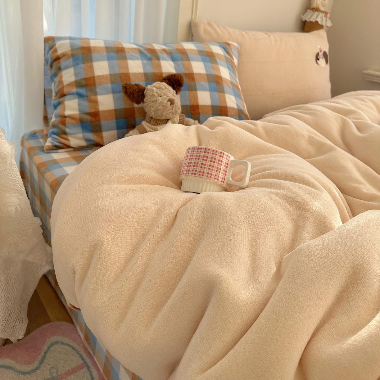 91家纺网 家纺一手货源 找家纺 顾里家纺 2025新款韩系兔毛贴布绣牛奶绒四件套 蓝心苹果狗