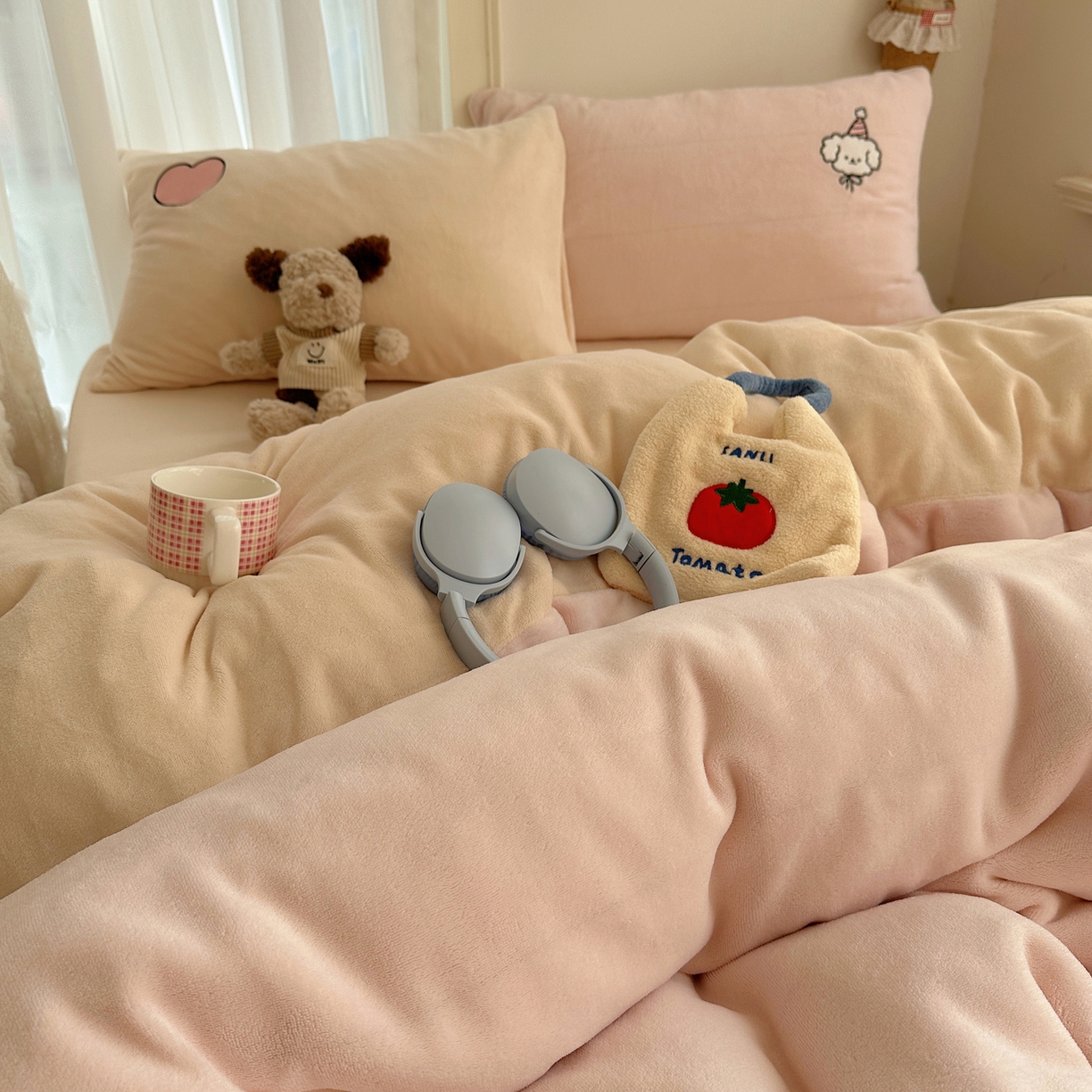 91家纺网 家纺一手货源 找家纺 顾里家纺 2025新款韩系兔毛贴布绣牛奶绒四件套 爱心熊宝