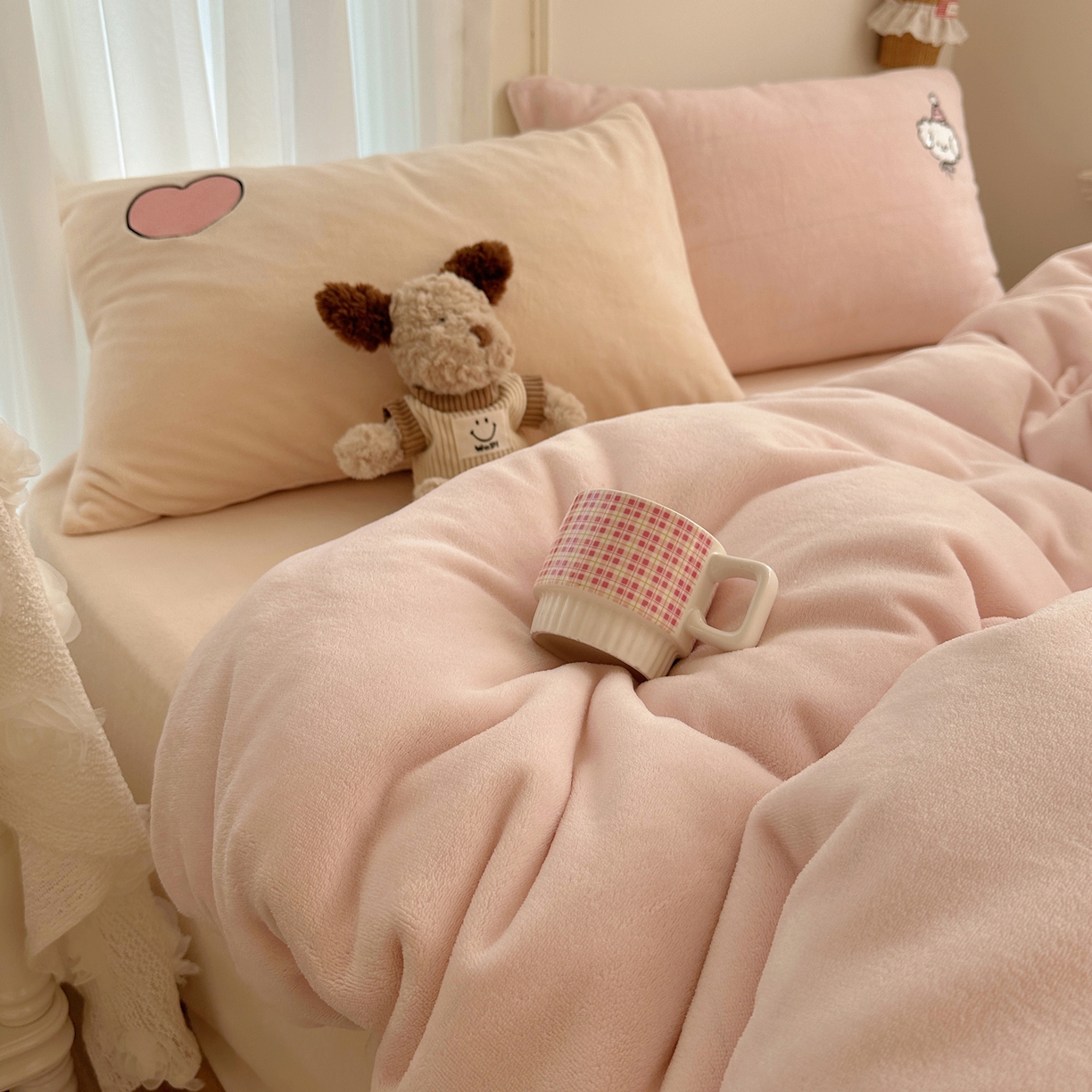 91家纺网 家纺一手货源 找家纺 顾里家纺 2025新款韩系兔毛贴布绣牛奶绒四件套 爱心熊宝