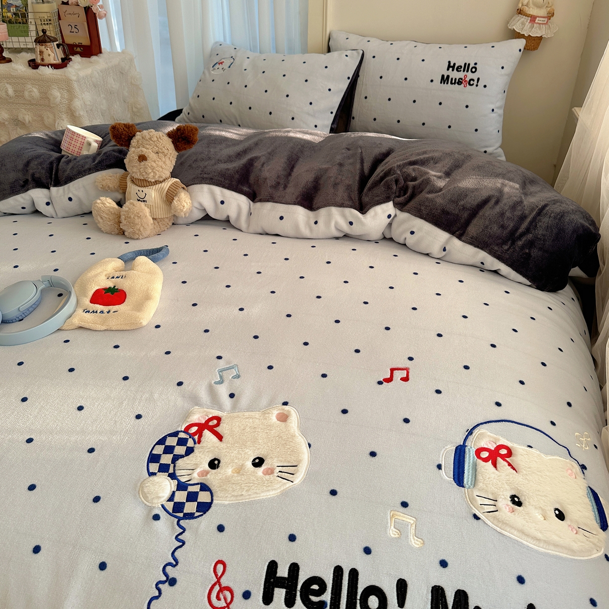 91家纺网 家纺一手货源 找家纺 顾里家纺 2025新款韩系兔毛贴布绣牛奶绒四件套 音乐猫咪