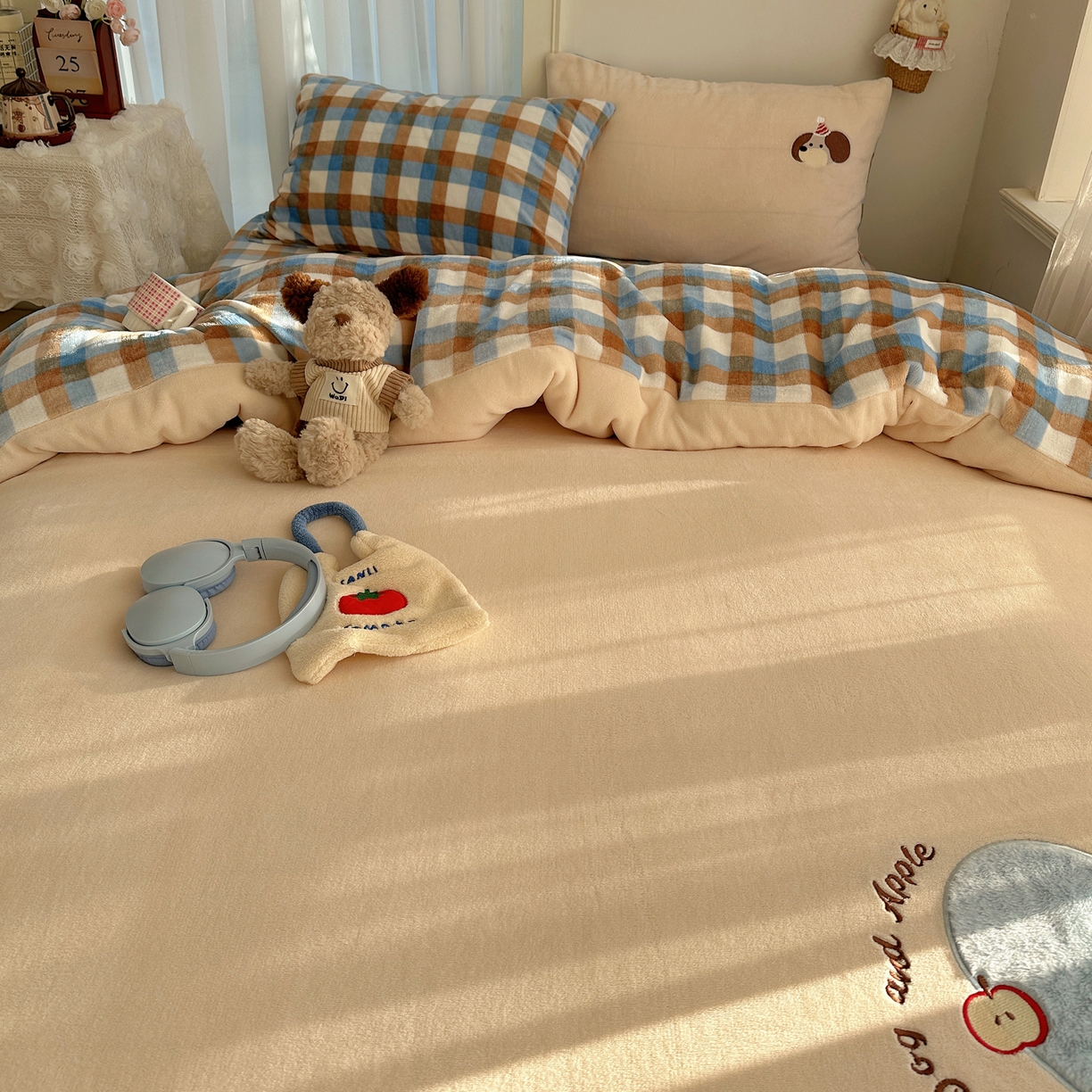 91家纺网 家纺一手货源 找家纺 顾里家纺 2025新款韩系兔毛贴布绣牛奶绒四件套 蓝心苹果狗