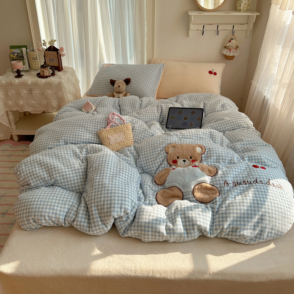 91家纺网 家纺一手货源 找家纺 顾里家纺 2025新款韩系兔毛贴布绣牛奶绒四件套 樱桃蓝熊