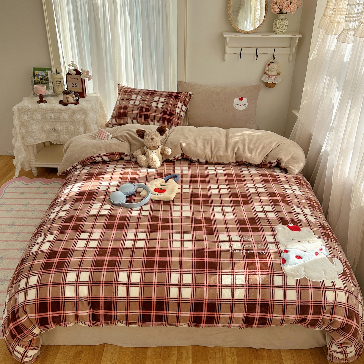 91家纺网 家纺一手货源 找家纺 顾里家纺 2025新款韩系兔毛贴布绣牛奶绒四件套 苹果猫咪