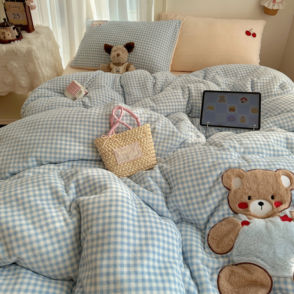 91家纺网 家纺一手货源 找家纺 顾里家纺 2025新款韩系兔毛贴布绣牛奶绒四件套 樱桃蓝熊