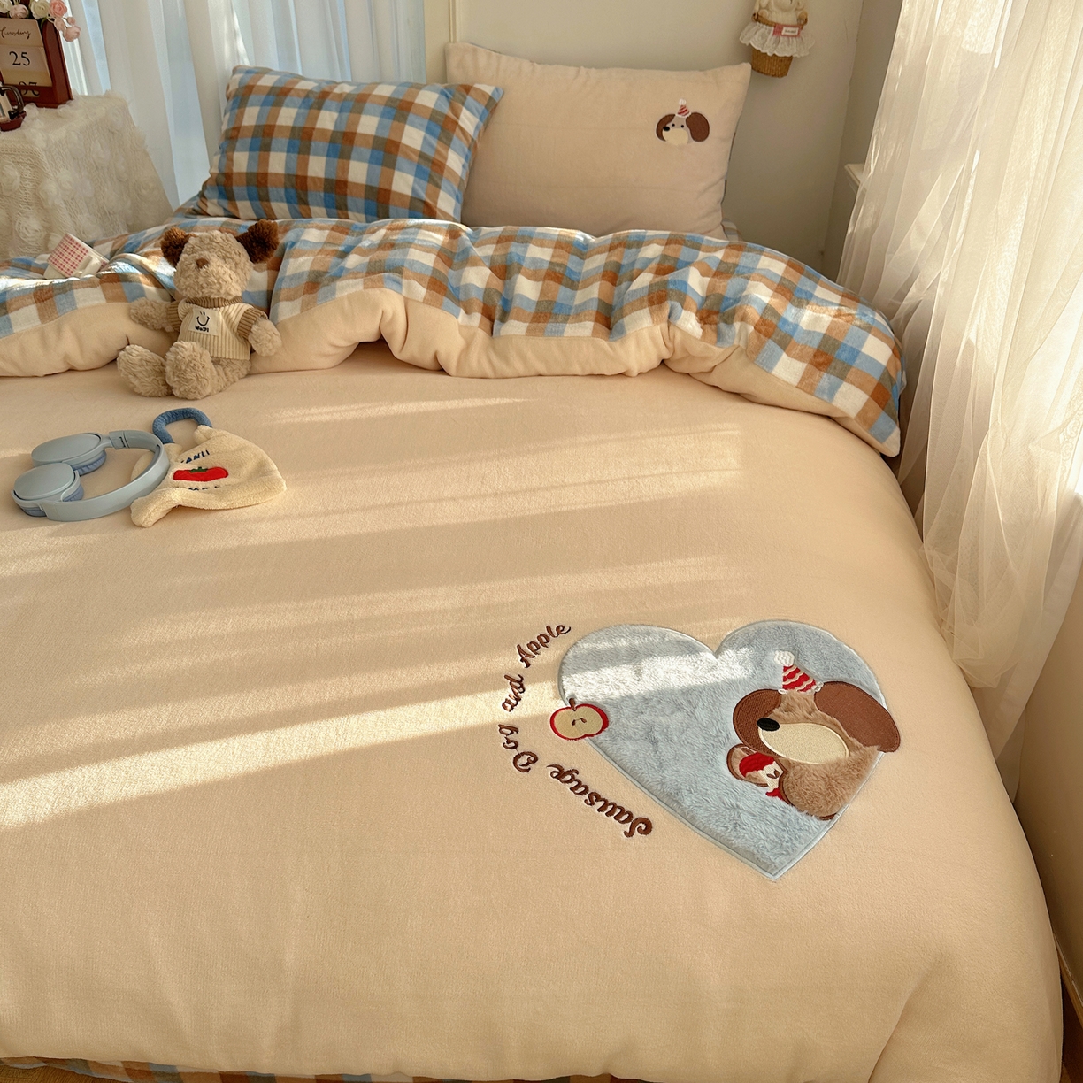 91家纺网 家纺一手货源 找家纺 顾里家纺 2025新款韩系兔毛贴布绣牛奶绒四件套 蓝心苹果狗