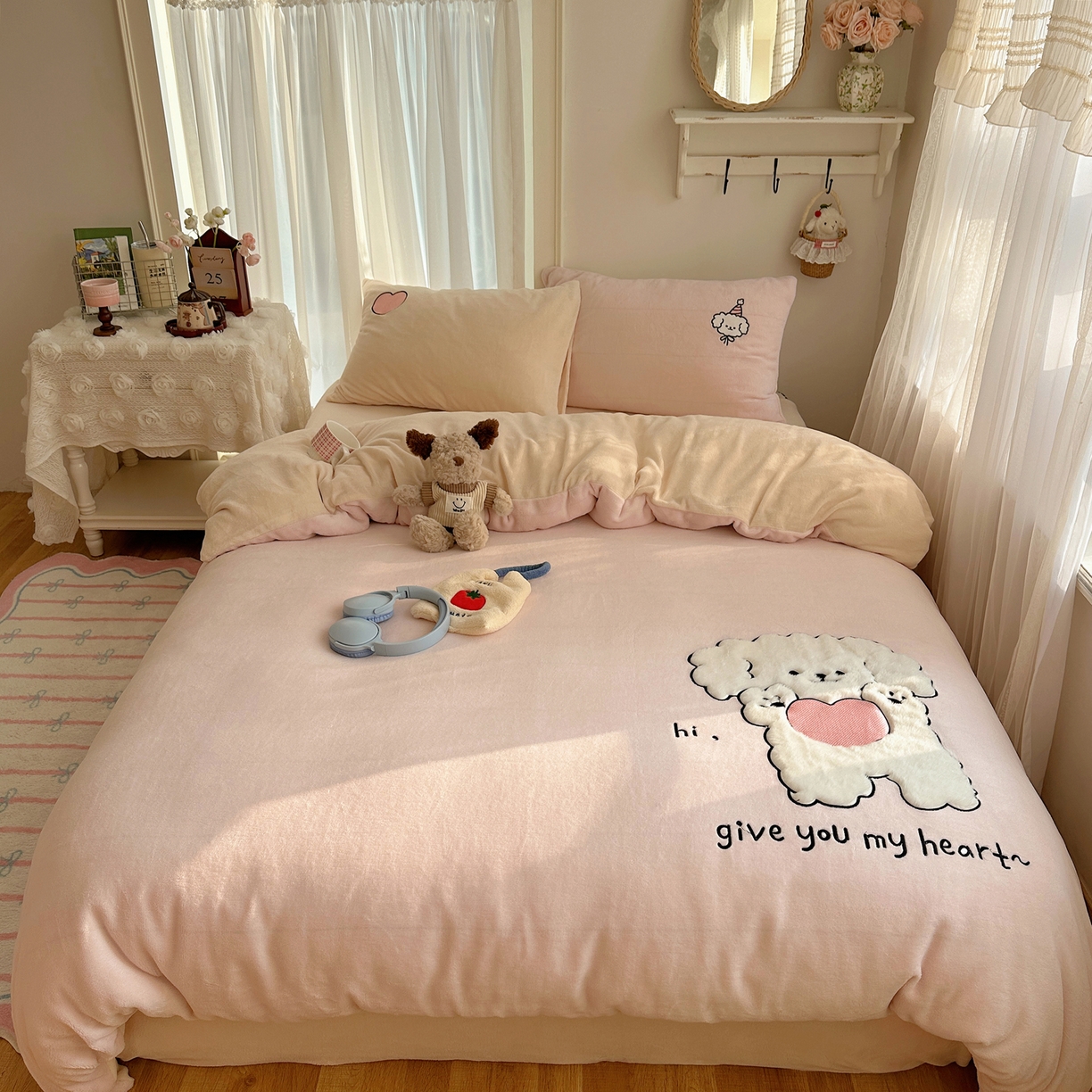 91家纺网 家纺一手货源 找家纺 顾里家纺 2025新款韩系兔毛贴布绣牛奶绒四件套 爱心熊宝