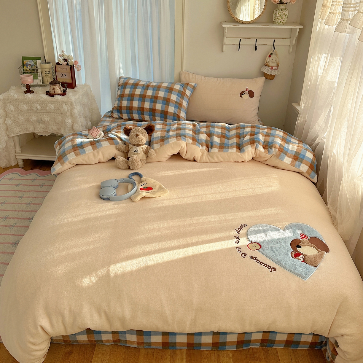 91家纺网 家纺一手货源 找家纺 顾里家纺 2025新款韩系兔毛贴布绣牛奶绒四件套 蓝心苹果狗