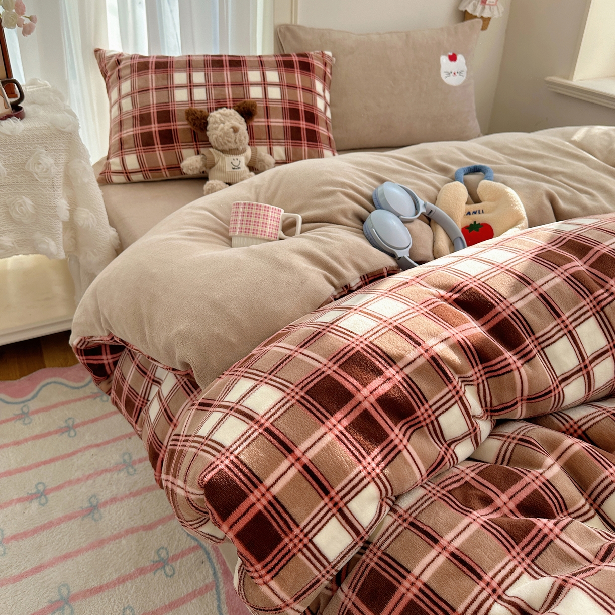 91家纺网 家纺一手货源 找家纺 顾里家纺 2025新款韩系兔毛贴布绣牛奶绒四件套 苹果猫咪