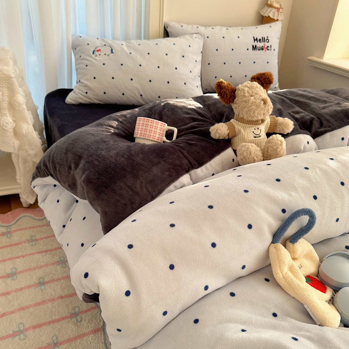 91家纺网 家纺一手货源 找家纺 顾里家纺 2025新款韩系兔毛贴布绣牛奶绒四件套 音乐猫咪