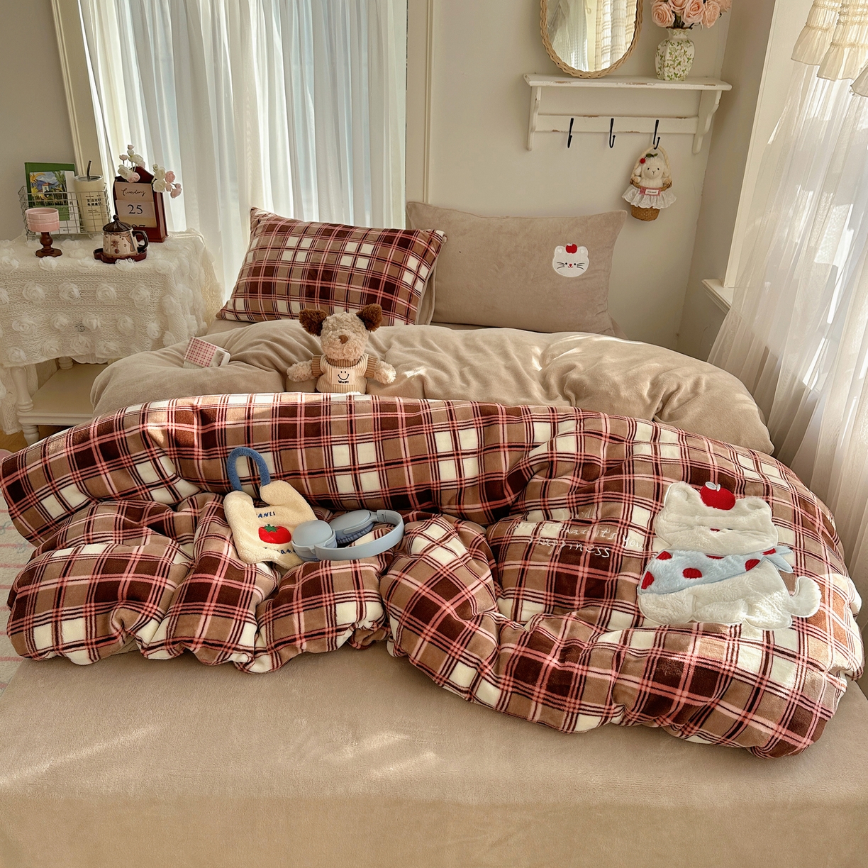 91家纺网 家纺一手货源 找家纺 顾里家纺 2025新款韩系兔毛贴布绣牛奶绒四件套 苹果猫咪