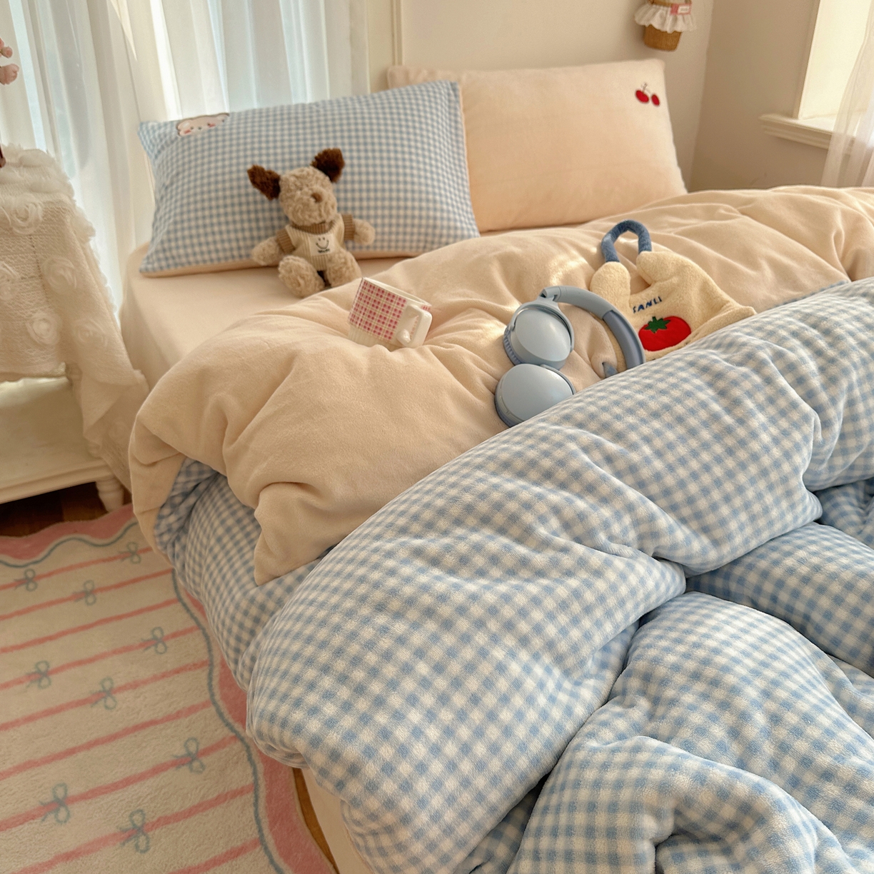 91家纺网 家纺一手货源 找家纺 顾里家纺 2025新款韩系兔毛贴布绣牛奶绒四件套 樱桃蓝熊