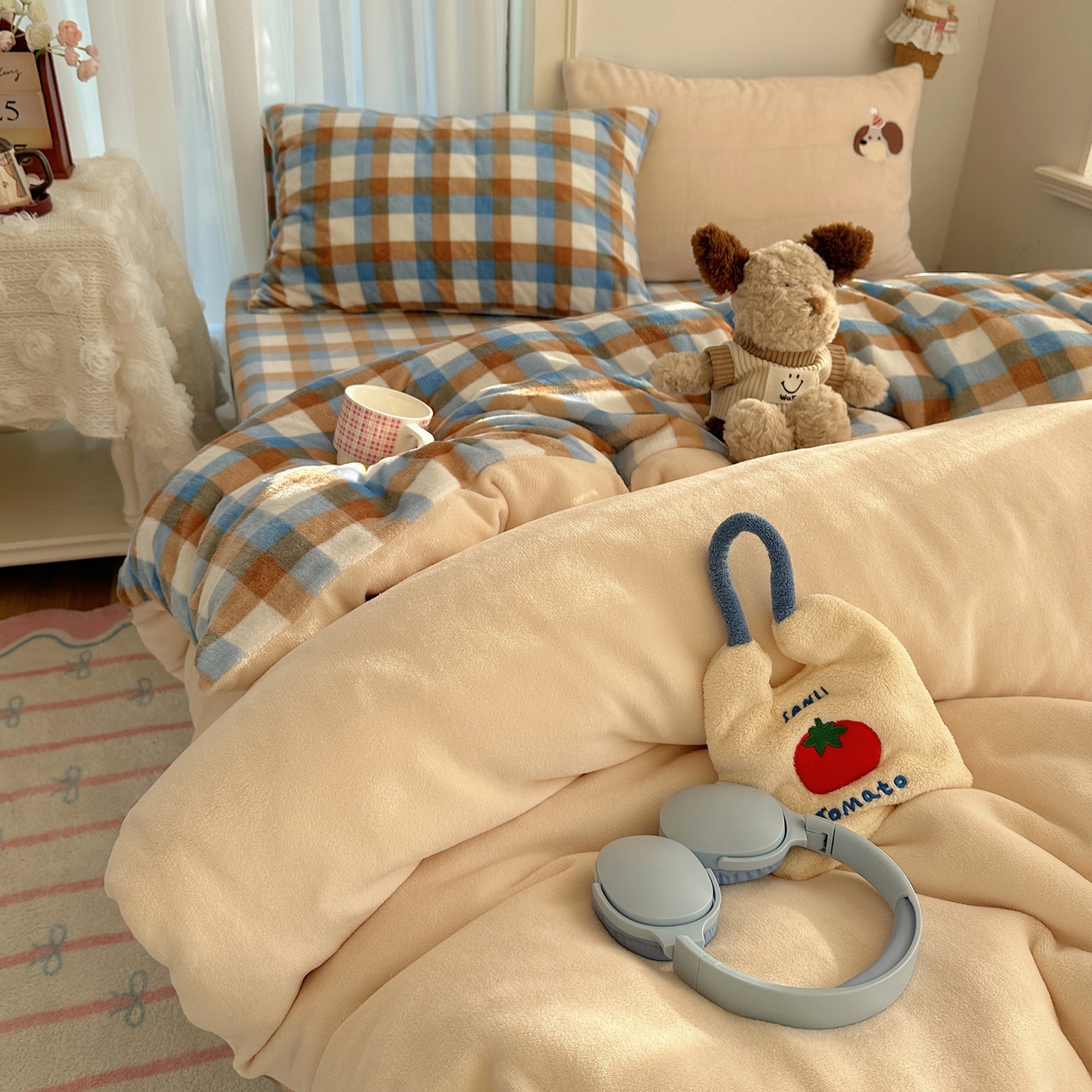 91家纺网 家纺一手货源 找家纺 顾里家纺 2025新款韩系兔毛贴布绣牛奶绒四件套 蓝心苹果狗