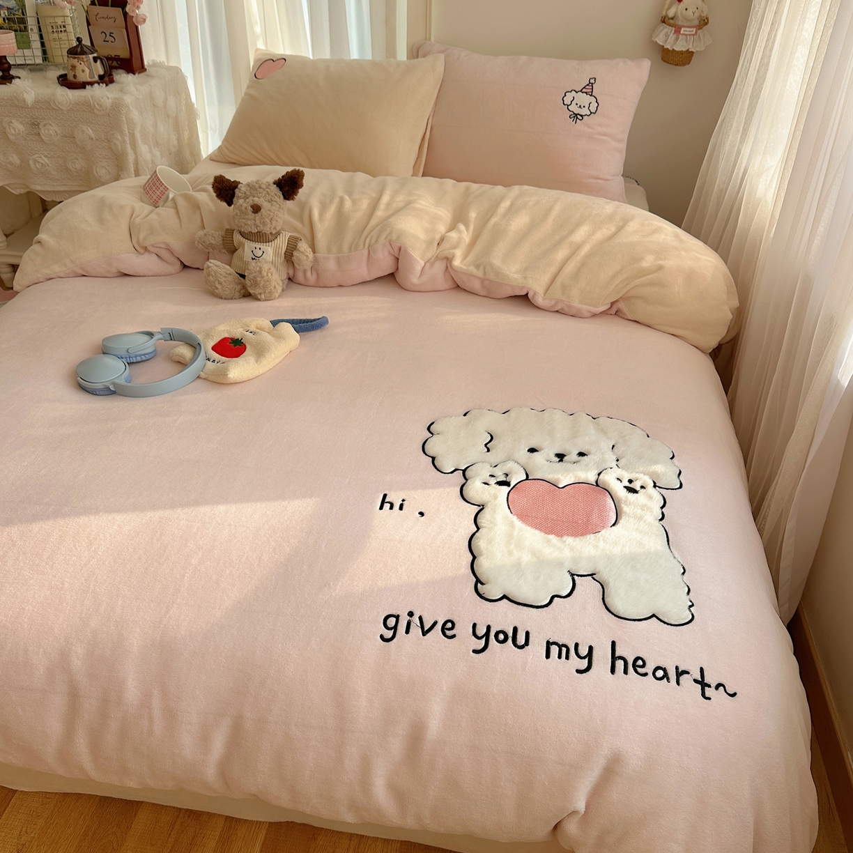 91家纺网 家纺一手货源 找家纺 顾里家纺 2025新款韩系兔毛贴布绣牛奶绒四件套 爱心熊宝
