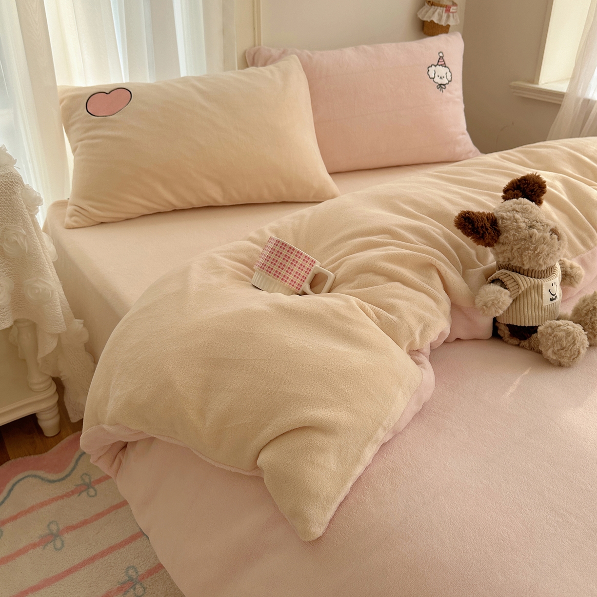 91家纺网 家纺一手货源 找家纺 顾里家纺 2025新款韩系兔毛贴布绣牛奶绒四件套 爱心熊宝