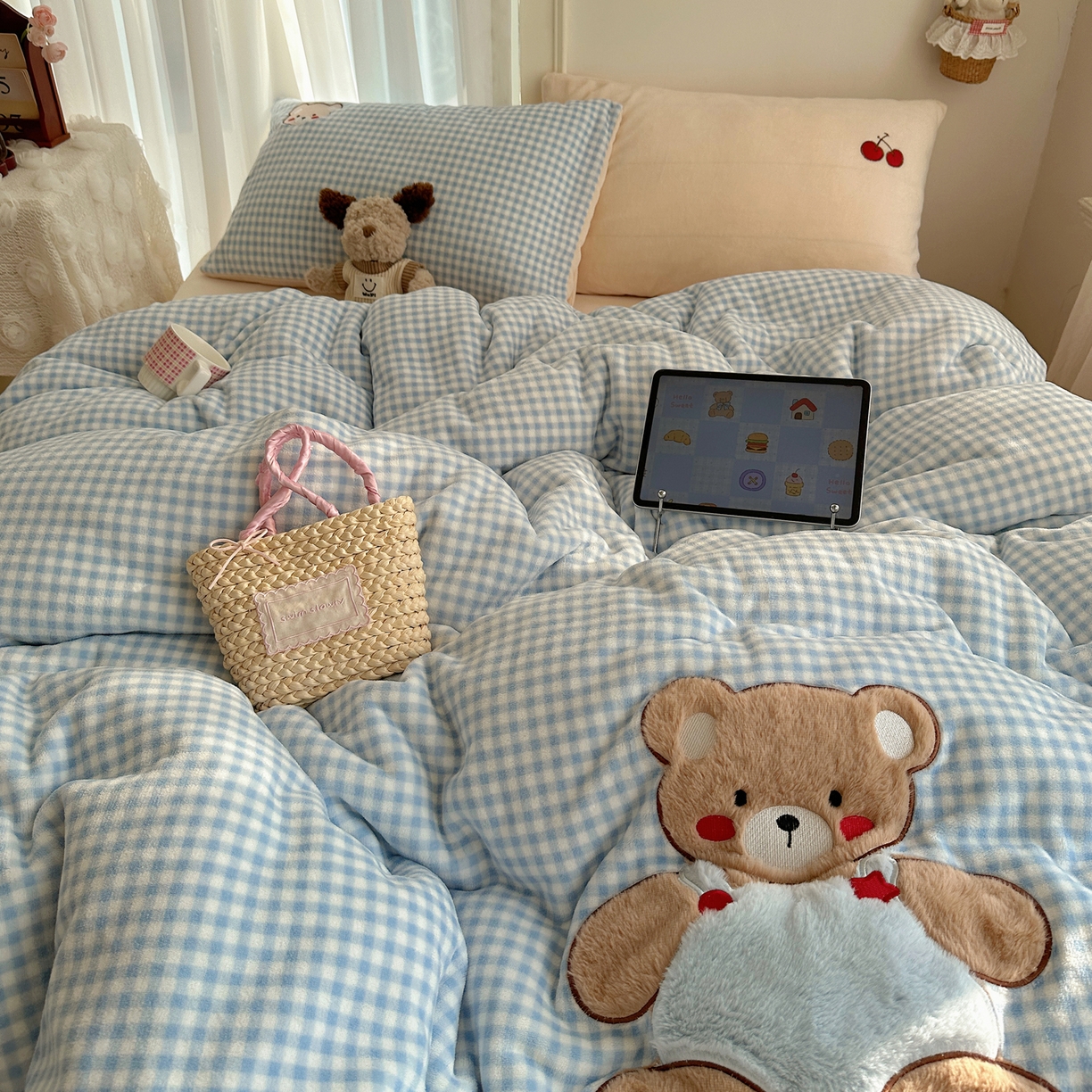 91家纺网 家纺一手货源 找家纺 顾里家纺 2025新款韩系兔毛贴布绣牛奶绒四件套 樱桃蓝熊