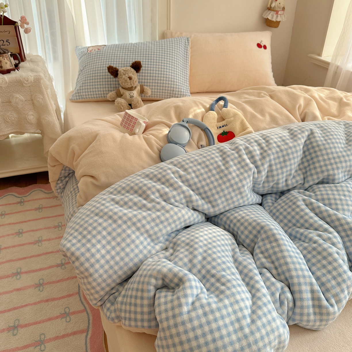 91家纺网 家纺一手货源 找家纺 顾里家纺 2025新款韩系兔毛贴布绣牛奶绒四件套 樱桃蓝熊