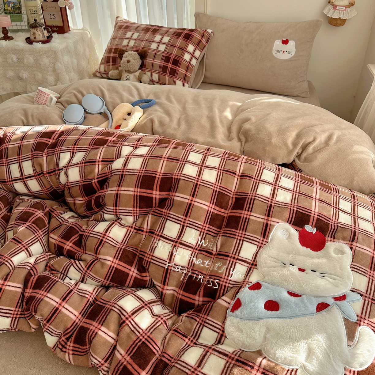 顾里家纺 2025新款韩系兔毛贴布绣牛奶绒四件套 苹果猫咪