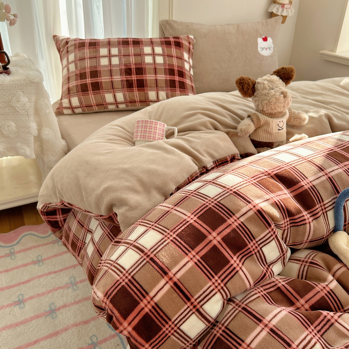 91家纺网 家纺一手货源 找家纺 顾里家纺 2025新款韩系兔毛贴布绣牛奶绒四件套 苹果猫咪