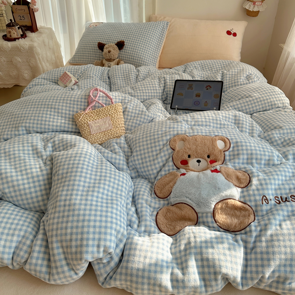 91家纺网 家纺一手货源 找家纺 顾里家纺 2025新款韩系兔毛贴布绣牛奶绒四件套 樱桃蓝熊