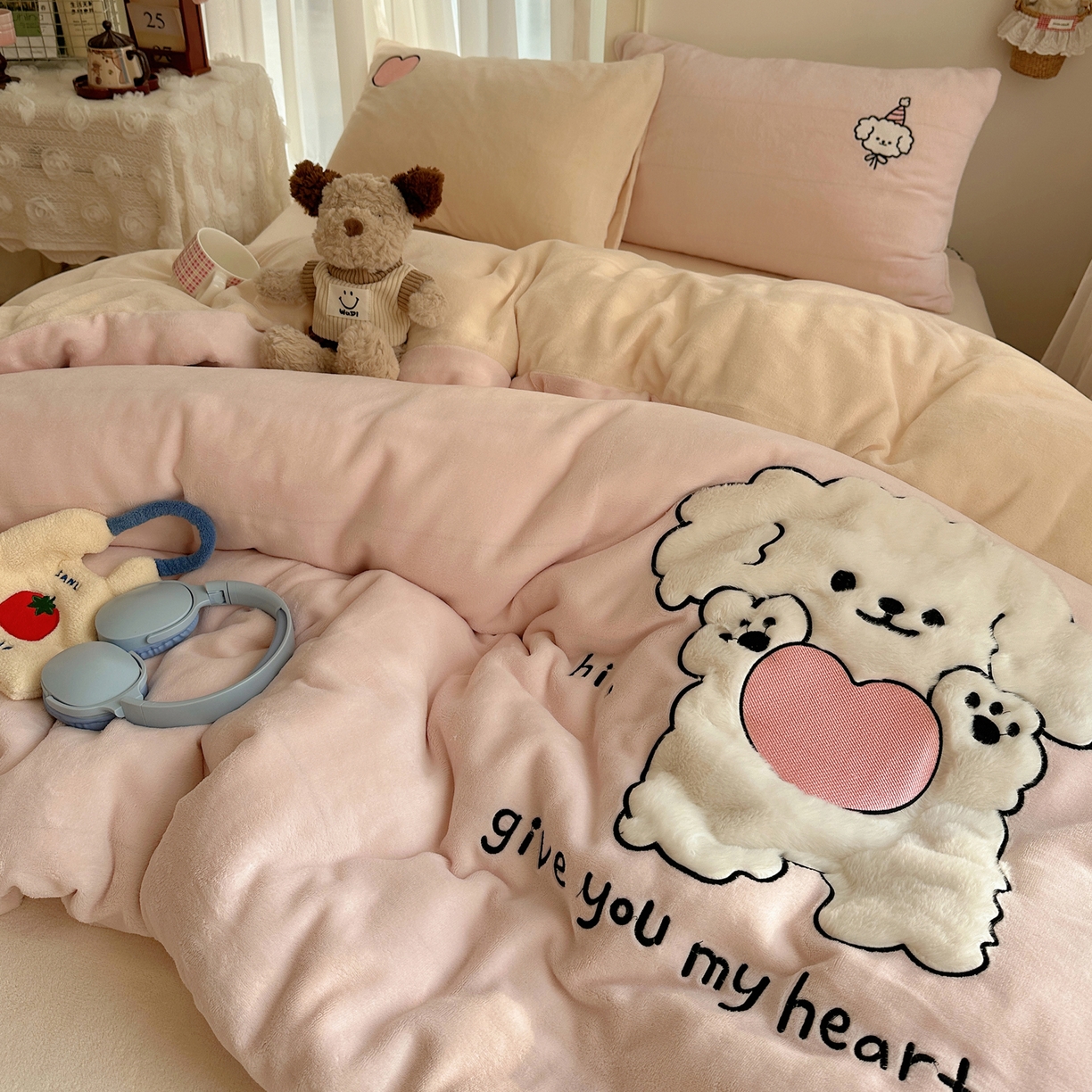 91家纺网 家纺一手货源 找家纺 顾里家纺 2025新款韩系兔毛贴布绣牛奶绒四件套 爱心熊宝