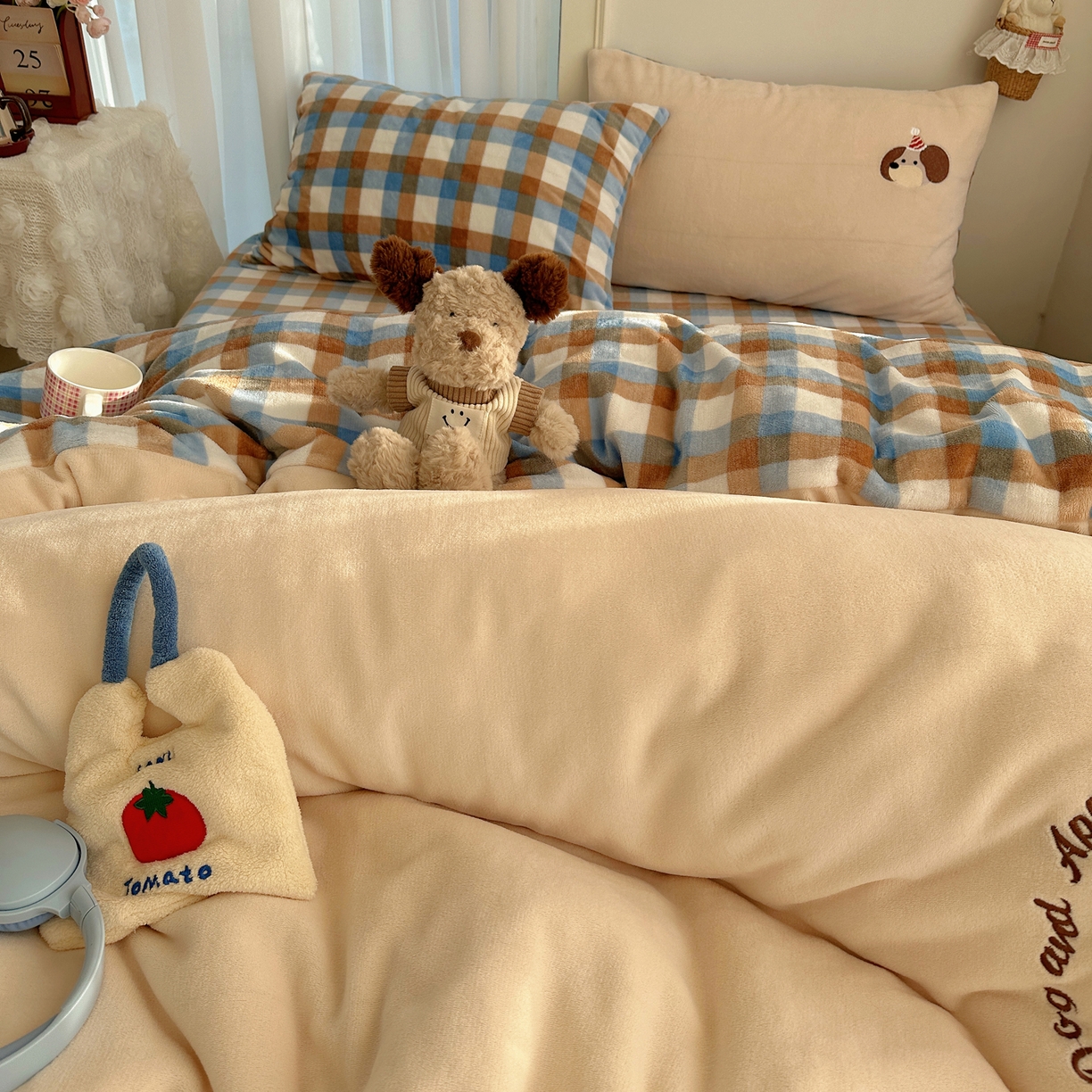 91家纺网 家纺一手货源 找家纺 顾里家纺 2025新款韩系兔毛贴布绣牛奶绒四件套 蓝心苹果狗