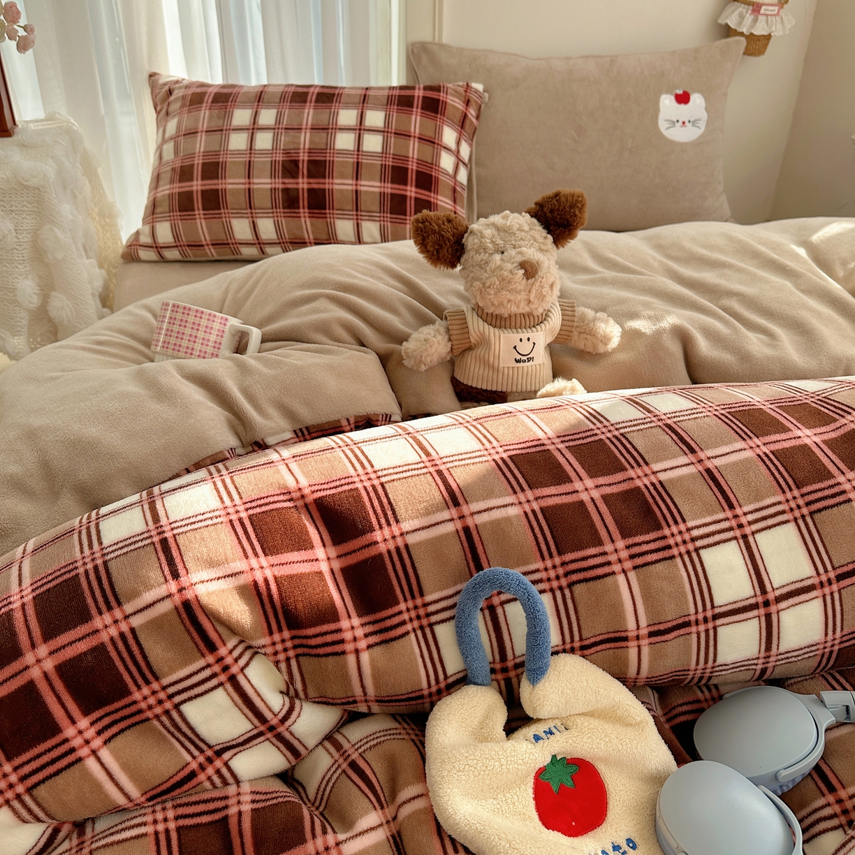 91家纺网 家纺一手货源 找家纺 顾里家纺 2025新款韩系兔毛贴布绣牛奶绒四件套 苹果猫咪